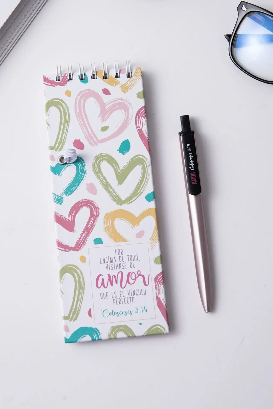Block de notas con bolígrafo. Amor