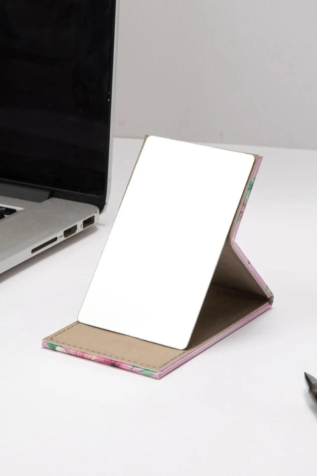 Espejito compacto de cuero. Mamá