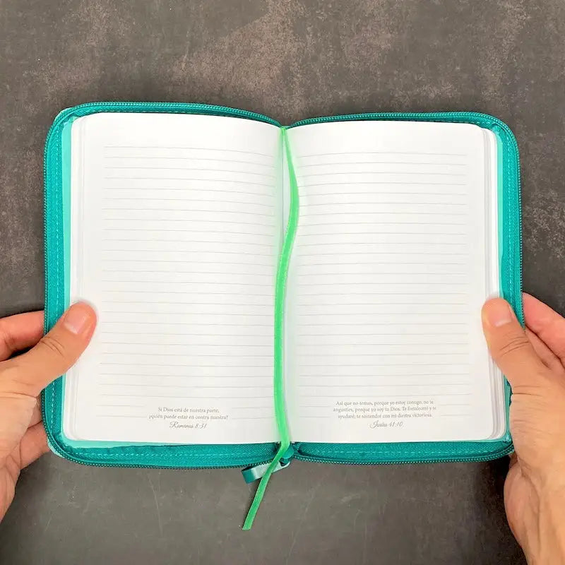 Libreta imitación piel rosa con cierre. En Dios descansa
