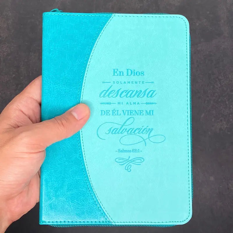 Libreta imitación piel rosa con cierre. En Dios descansa